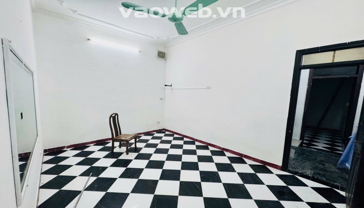 Cho thuê nhà Hồng Mai, 43m2, 3 tầng, 3 ngủ, 9.5 triệu, 30m ra ô tô ở gia đình, nhóm ngoan